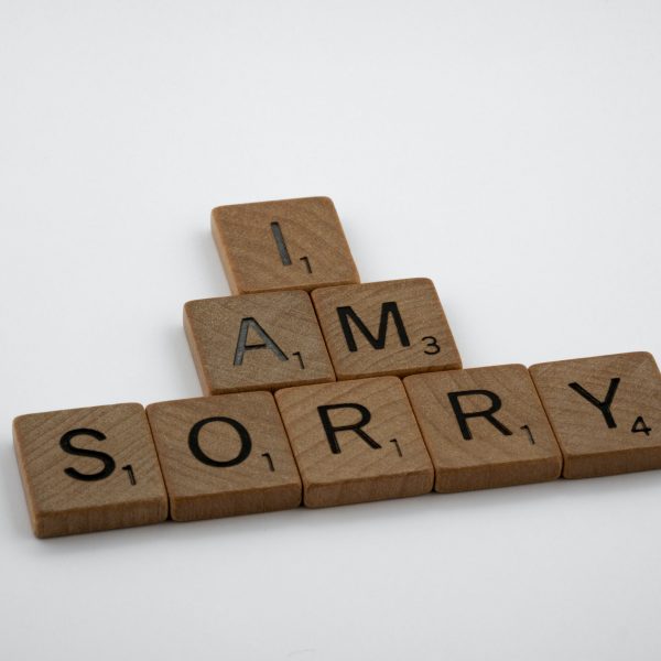 Czy istnieje przepis na dobre przeprosiny? Rozmowa z dr. Pawłem Fortuną