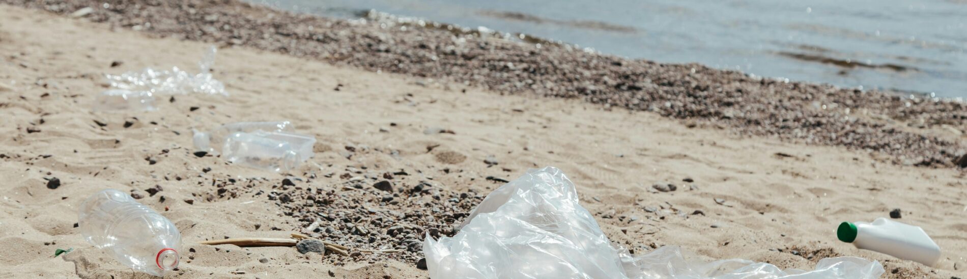 TAK—dla dobrych wspomnień. NIE—dla plastikowych odpadów. Na plaży zostawmy tylko ślady naszych stóp.