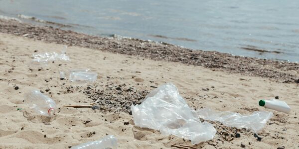 TAK—dla dobrych wspomnień. NIE—dla plastikowych odpadów. Na plaży zostawmy tylko ślady naszych stóp.