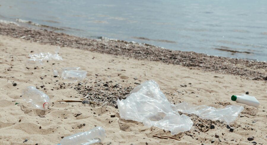 TAK—dla dobrych wspomnień. NIE—dla plastikowych odpadów. Na plaży zostawmy tylko ślady naszych stóp.